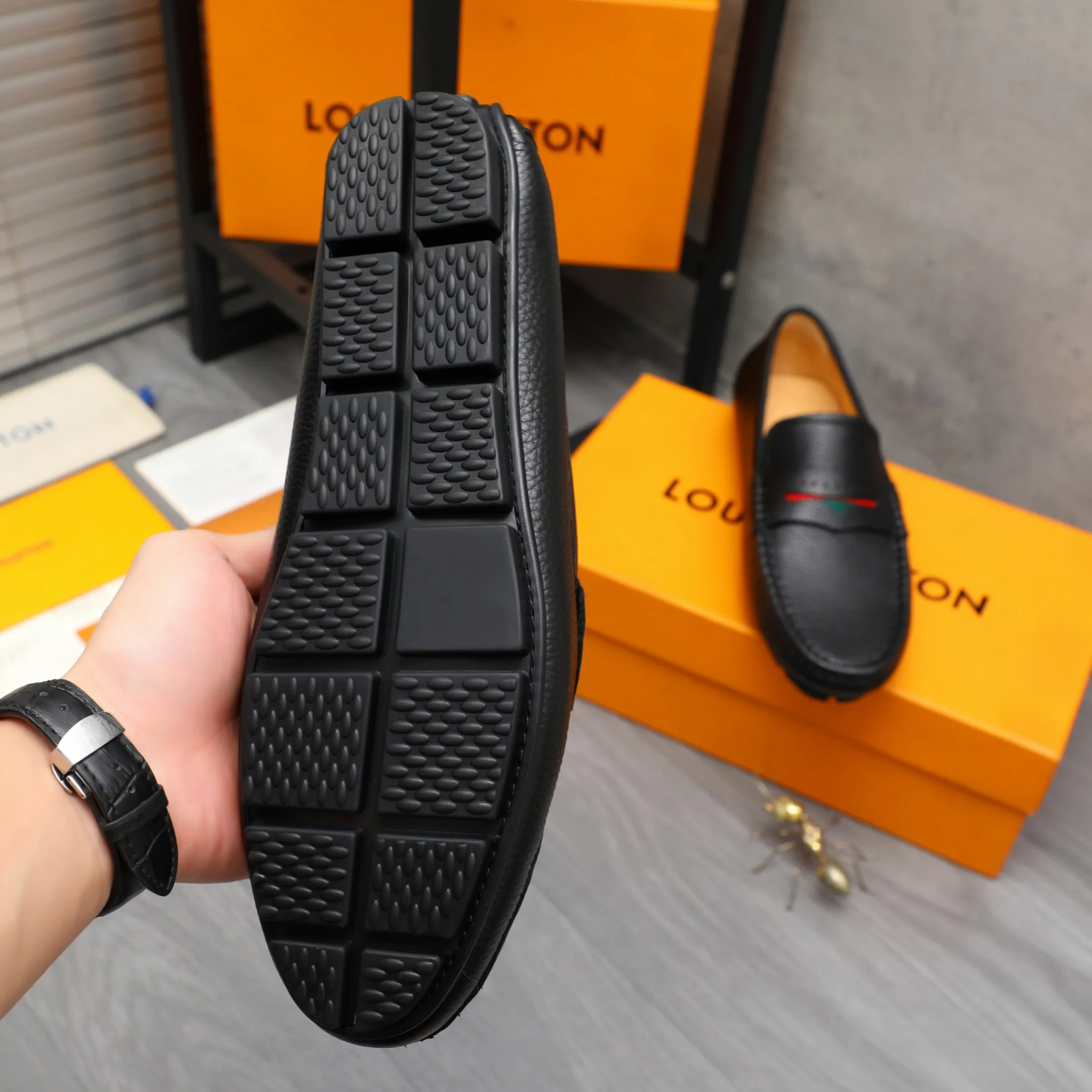 Men's shoes 💰360 Product trademark: LV "Louis Vuitton" casual slip-on men's shoes Regular size: 38-45 Product material: Selected pebbled cowhide upper, pigskin lining, rubber outsole
